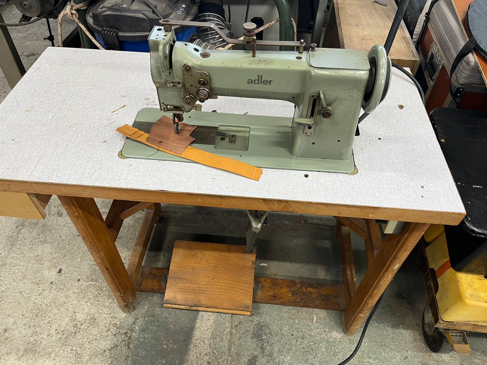 Leer naaimachine Adler 67 met rolvoet, Gebruikt, Naaimachine, Industrieel, Ophalen