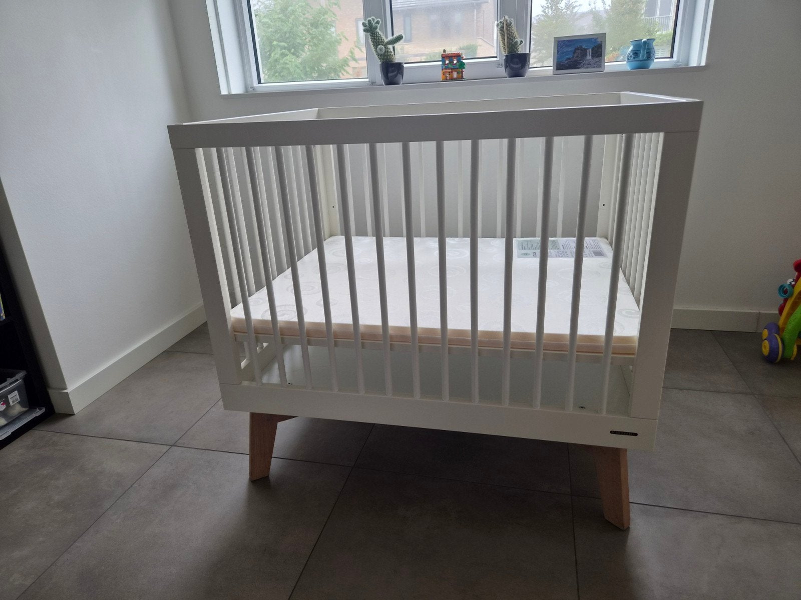 Kidsmill babybox Sixites wit mat met eiken poten + matras, Kinderen en Baby's, Ophalen, Zo goed als nieuw, Rechthoekig