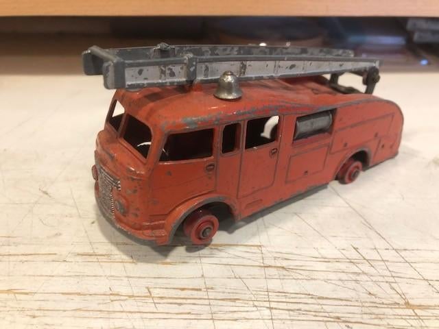 1:43 Oude Brandweer wagen Dinky Toys, Hobby en Vrije tijd, Modelauto's | 1:43, Ophalen of Verzenden, Gebruikt, Bus of Vrachtwagen