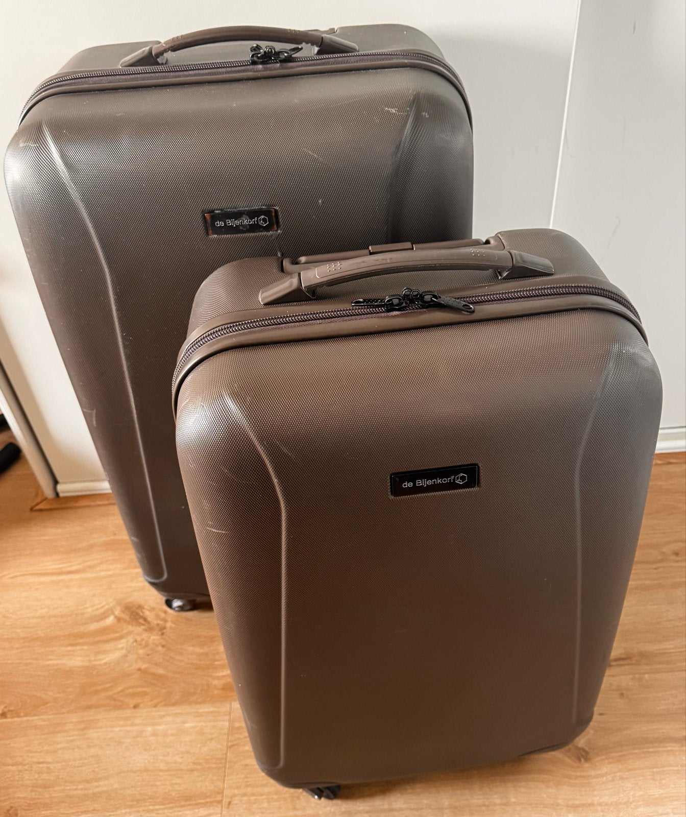 Set van 2 De Bijenkorf koffers - Bruin (61 & 76 cm), Ophalen of Verzenden, Gebruikt, Uitschuifbare handgreep