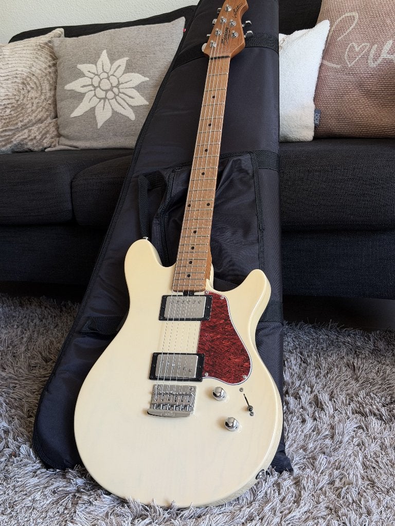 Sterling by Music Man Valentine JV60 buttermilk, Muziek en Instrumenten, Snaarinstrumenten | Gitaren | Elektrisch, Ophalen, Zo goed als nieuw