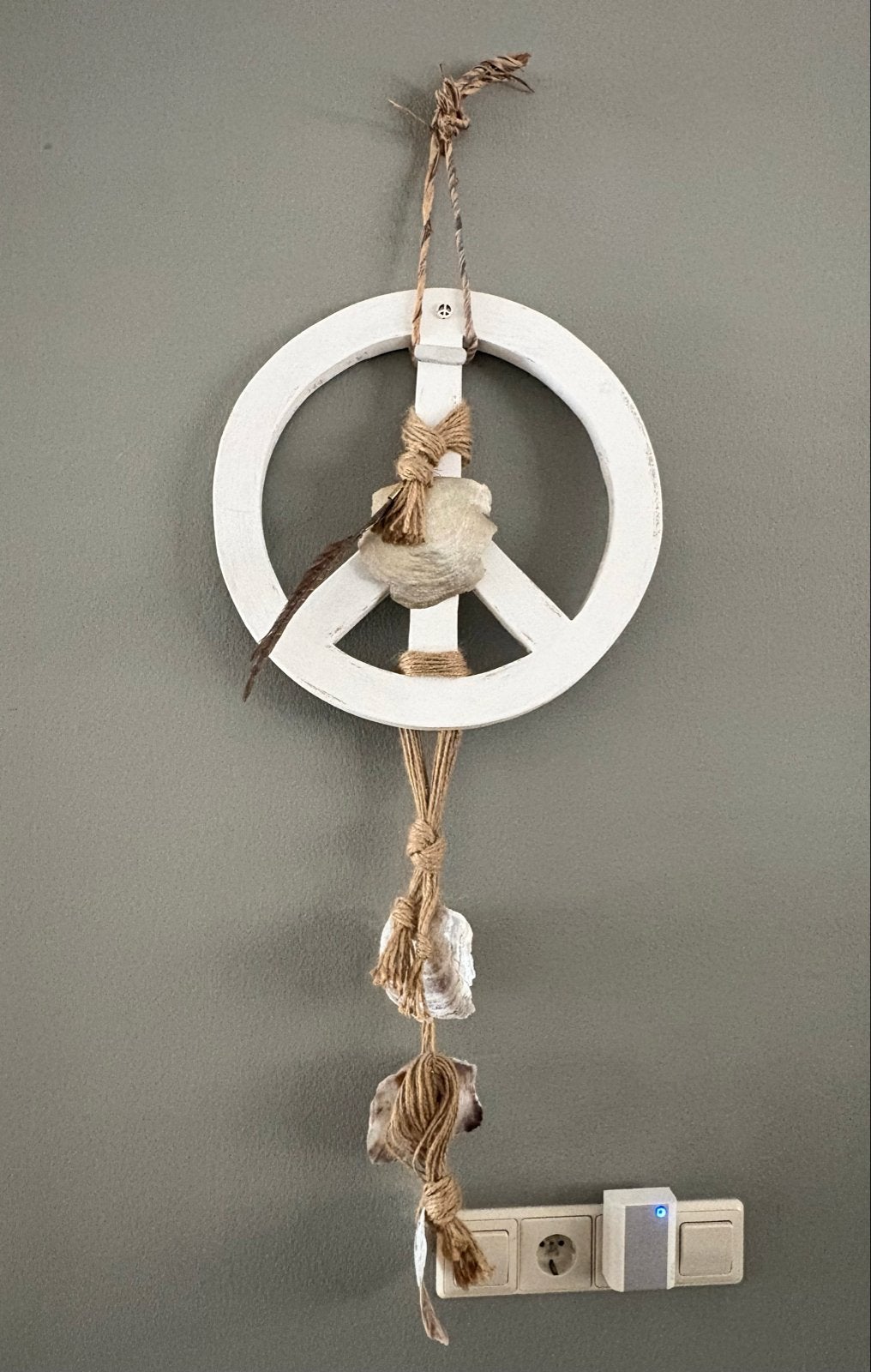 Woonaccessoire: Peace teken met schelpen en veren, Huis en Inrichting, Ophalen, Hout, Boho, Zo goed als nieuw