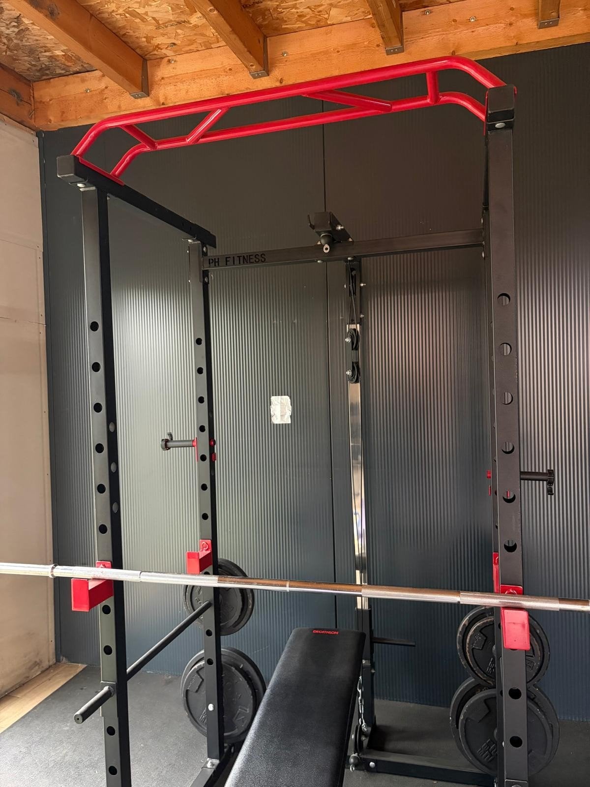 Krachtstation met pulley met gewichtschijven en stangen, Ophalen, Zo goed als nieuw, Krachtstation