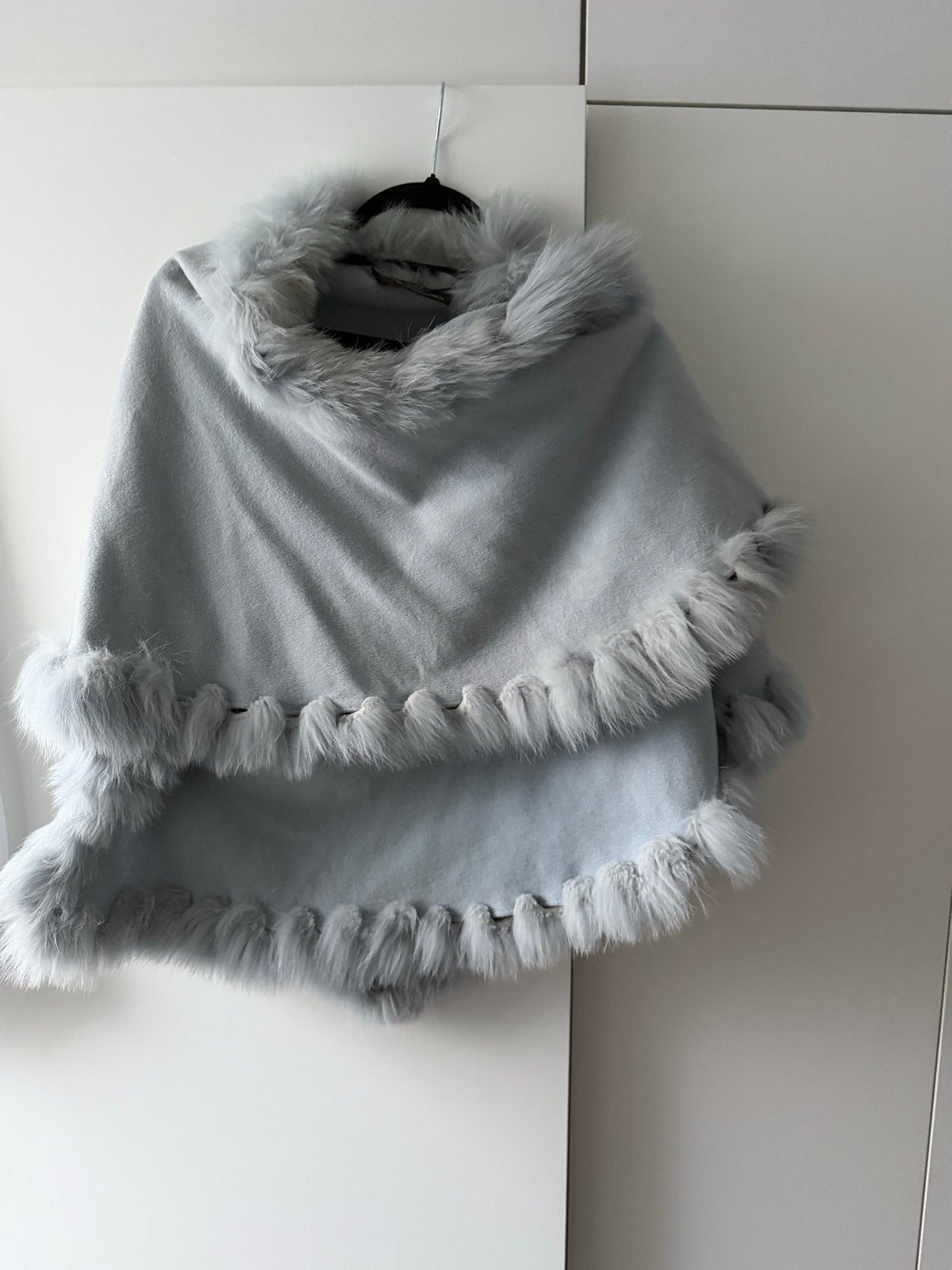 Luxe Poncho met Bontrand - Wol/Kasjmier in babyblauw, Verzenden, Zo goed als nieuw