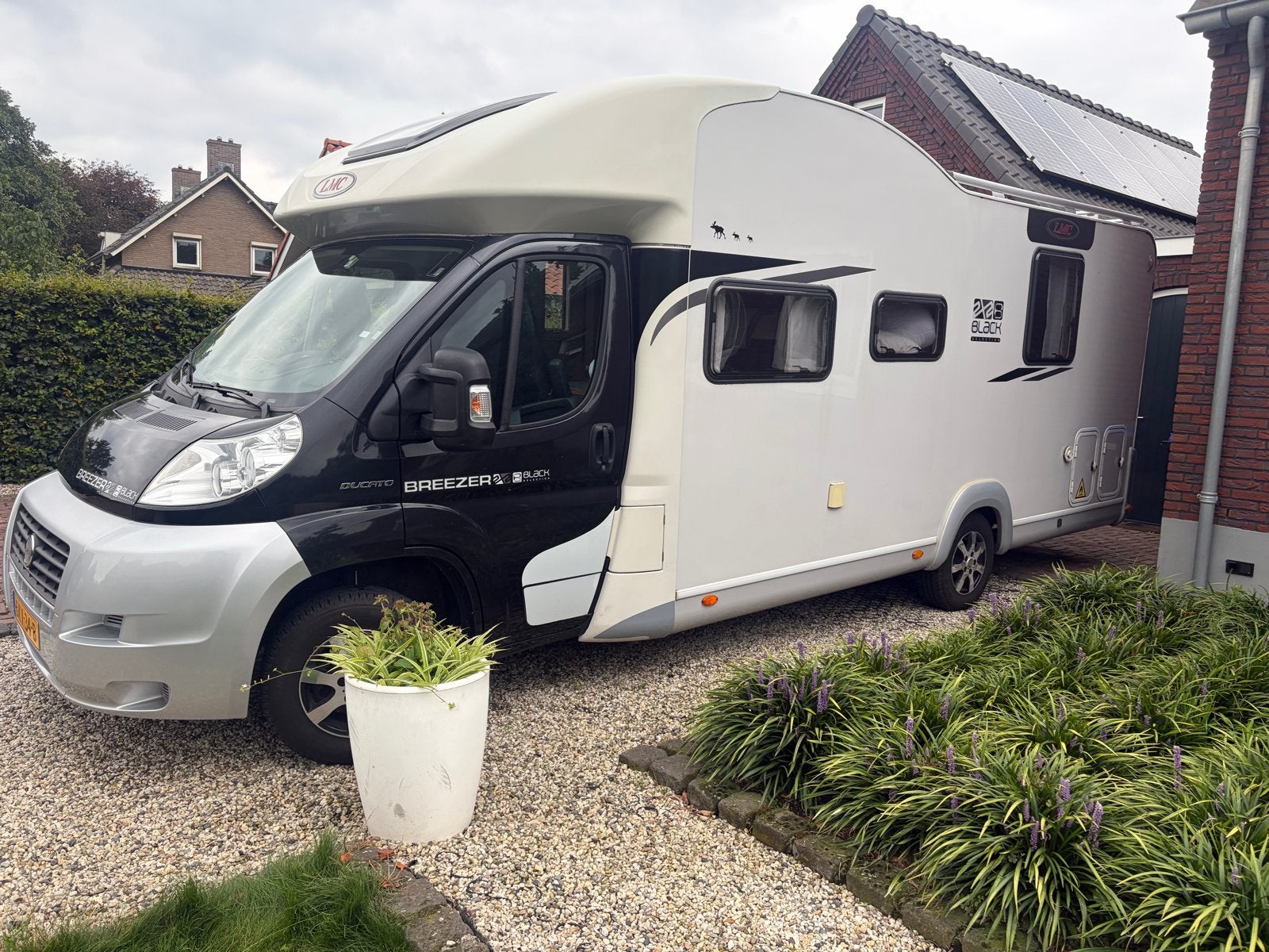 LMC Breezer 730 H Black Edition 150 pk – 47.183 km – 4 pers., Caravans en Kamperen, Campers, Ringverwarming, Fiat, Particulier