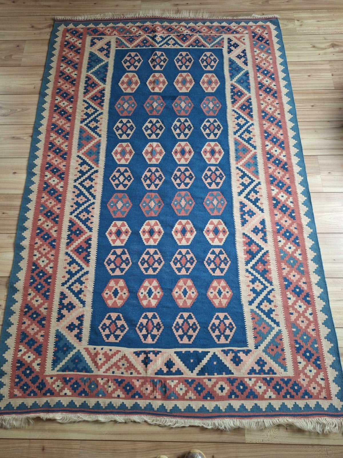 Prachtig handgeweven Kelim tapijt - Blauw/Rood/Beige, Gebruikt, 100 tot 150 cm, Blauw, Ophalen of Verzenden