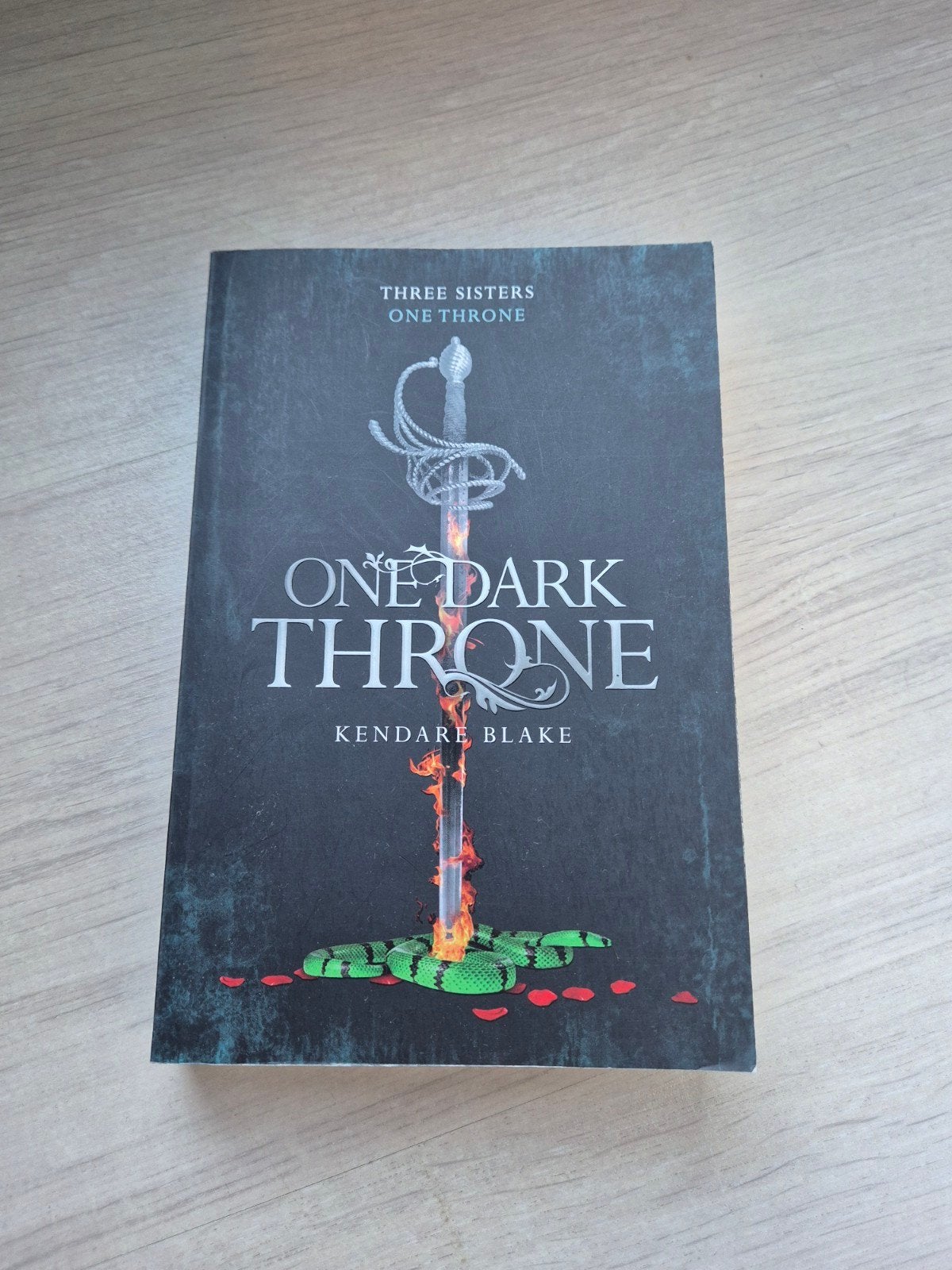 One Dark Throne - Kendare Blake, Ophalen of Verzenden, Zo goed als nieuw, Kendare Blake, Wereld overig