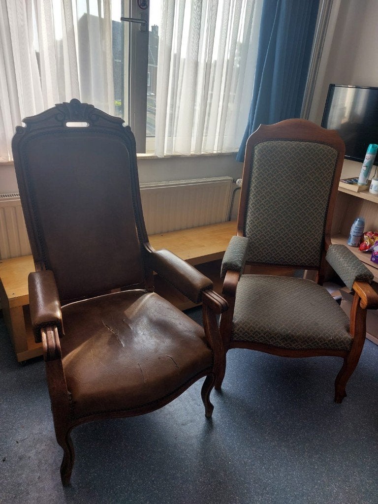 Twee klassieke stoelen en een houten kast - gratis mee te ne, Ophalen, Gebruikt, Twee, Bruin