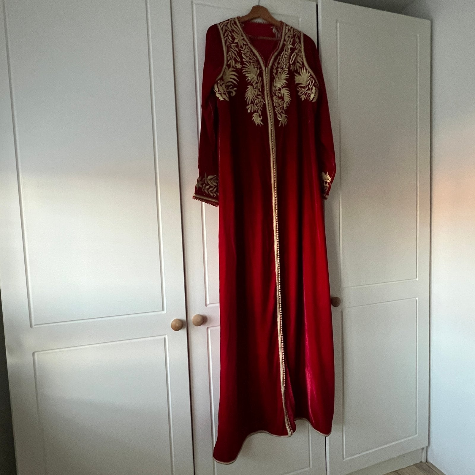 Prachtige rode Marokkaanse kaftan met gouden borduursels, Ophalen of Verzenden, Zo goed als nieuw, Maat 36 (S), Rood