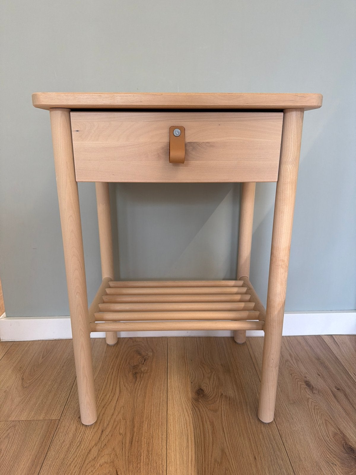 IKEA BJÖRKSNÄS Nachtkastje Berkenhout - Zo goed als nieuw, Ophalen, 55 tot 70 cm, Zo goed als nieuw, 45 tot 65 cm