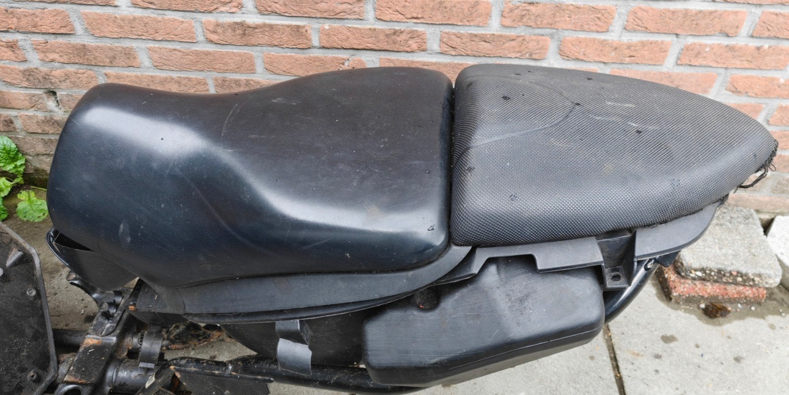 Buddyseat compleet Aprilia SR 50 Factory - Gebruikt, Fietsen en Brommers, Ophalen of Verzenden, Gebruikt, Zadel, Aprilia