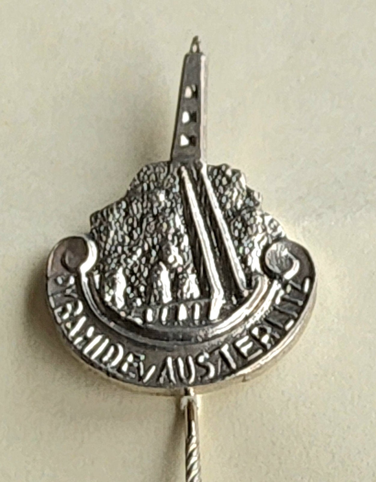 Speldje Pyramide Austerlitz - Historisch Souvenir, Ophalen of Verzenden, Gebruikt, Stad of Land, Speldje of Pin