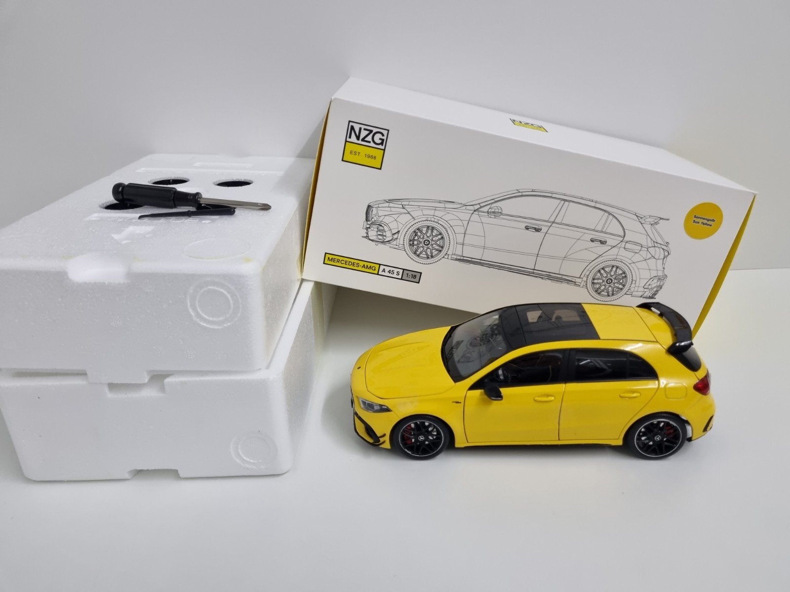 Nzg
Mercedes-Benz AMG A45 S
1:18 )Nieuw, Hobby en Vrije tijd, Ophalen of Verzenden, Nieuw, Auto