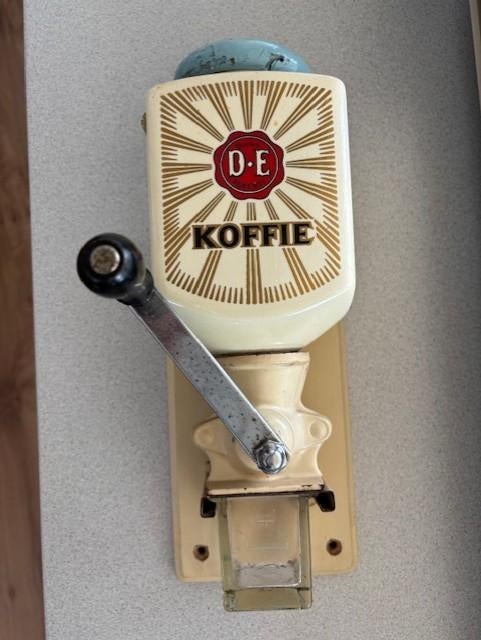 Douwe Egberts wandkoffiemolen, Ophalen