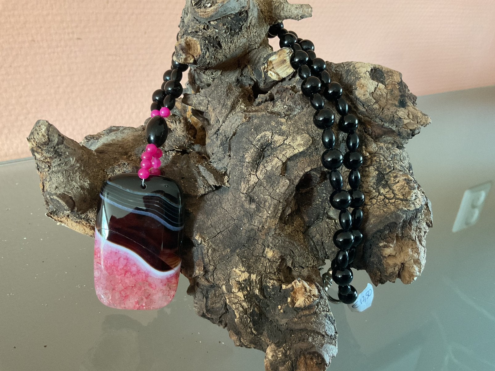 Ketting met zwarte onyx kralen en roze/zwarte agaat hanger, Sieraden, Tassen en Uiterlijk, Kettingen, Zwart, Nieuw, Ophalen of Verzenden