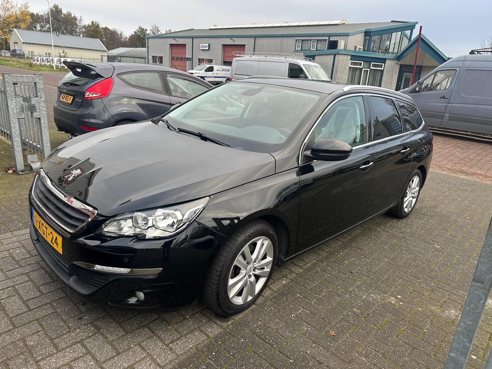 Motorschade - Schadeauto Peugeot 308 1.2 E-thp 130pk 2014, Ophalen, 1199 cc, Zwart, Stationwagon