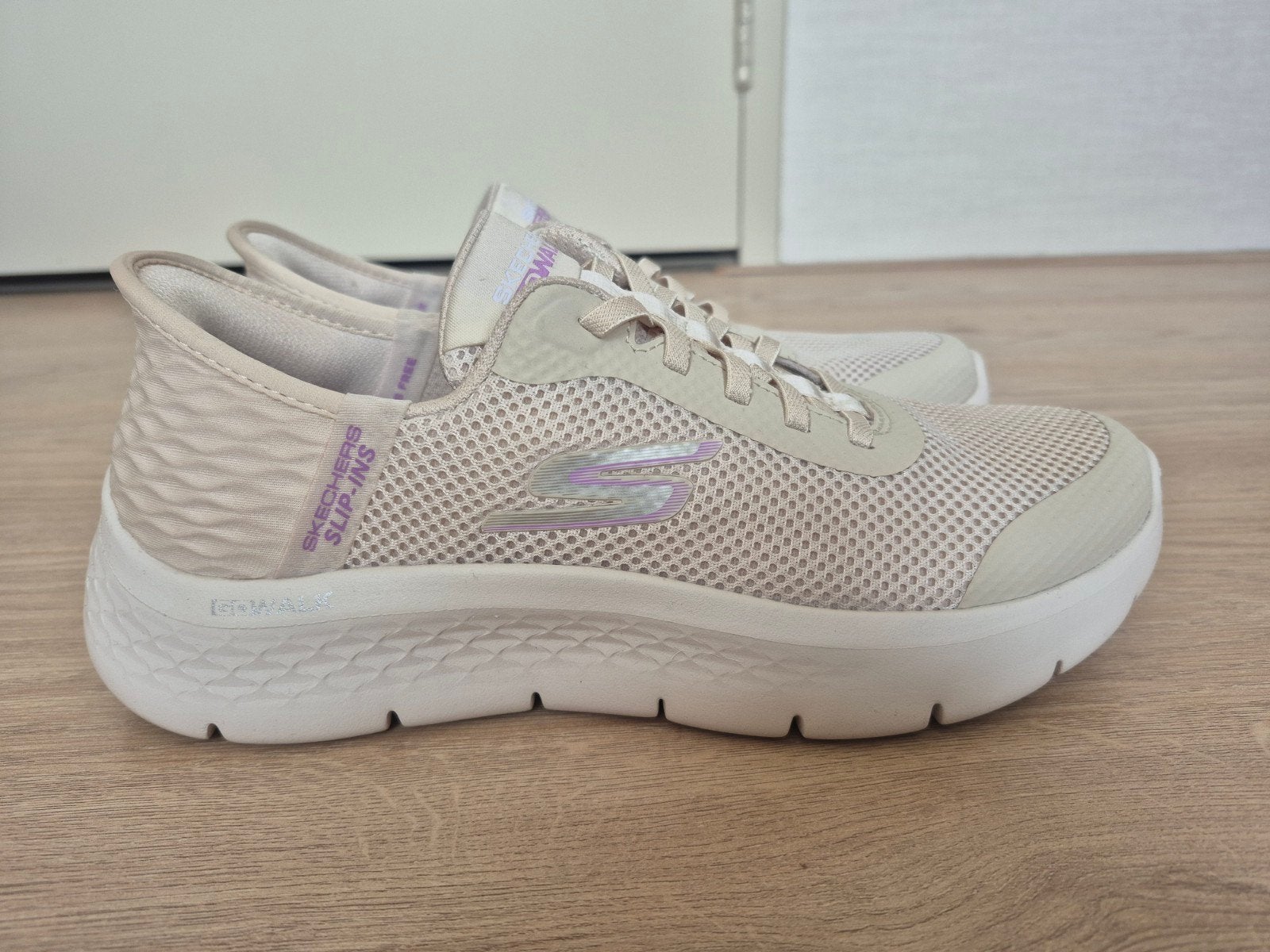 Skechers Go Walk Slip-Ins Sneakers - Beige, Skechers, Ophalen of Verzenden, Zo goed als nieuw, Instappers