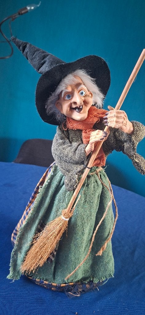 Vrolijke heks met flikkerende ogen, Gebruikt, Meerkleurig, Overige stijlen, Ophalen of Verzenden