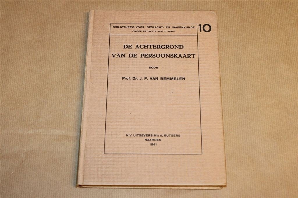 De Achtergrond van de Persoonskaart — Vintage 1941, Boeken, Ophalen of Verzenden, Gelezen