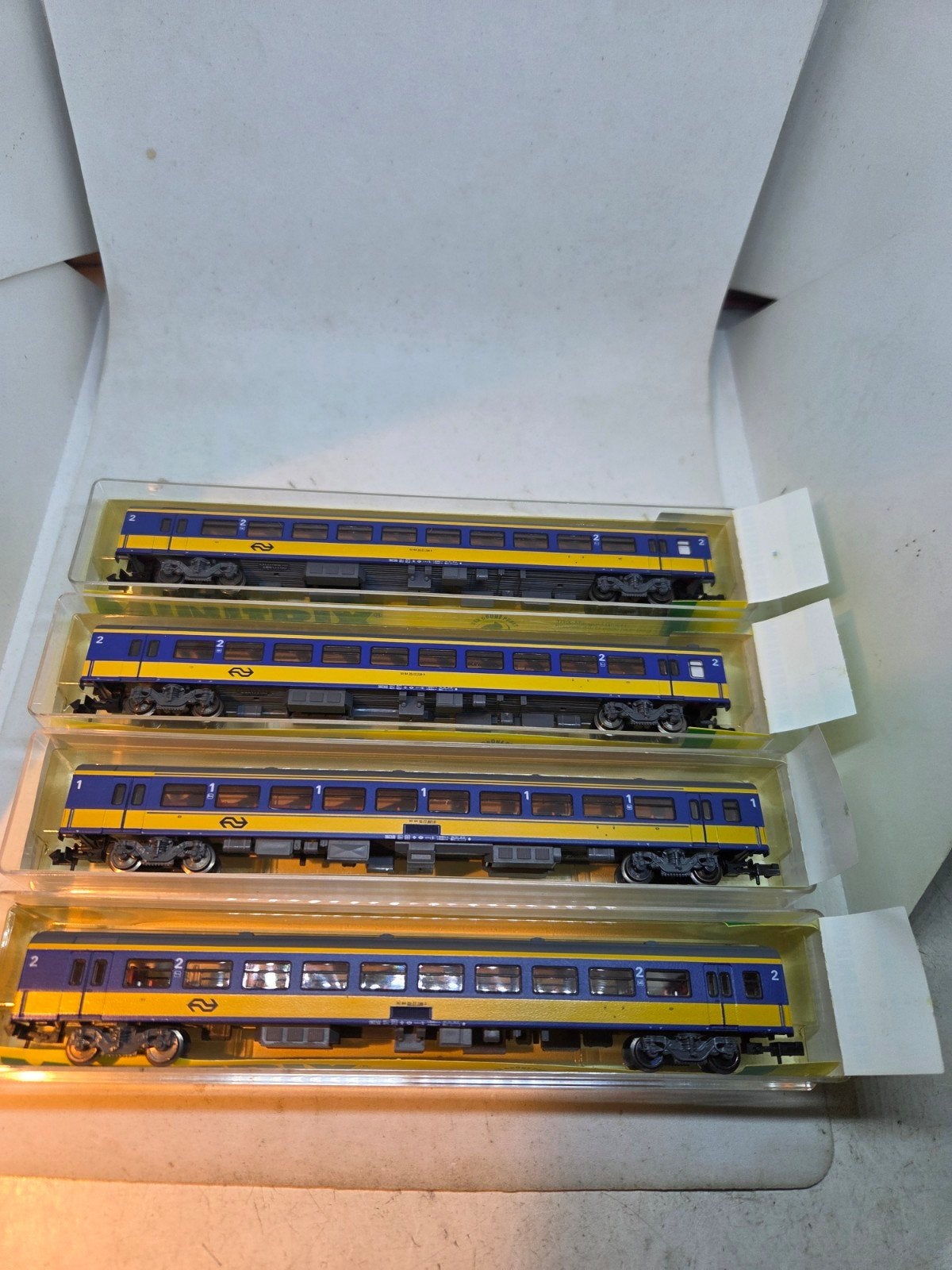 Minitrix NS Personenwagons (4 stuks) - Zo goed als nieuw, Gelijkstroom of Wisselstroom, Trix, Wagon, Ophalen of Verzenden