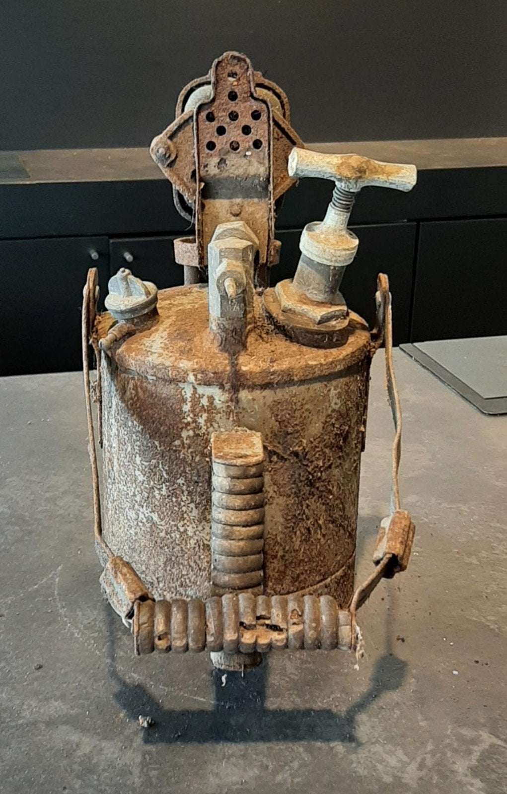 Antieke gasoline brander, Ophalen