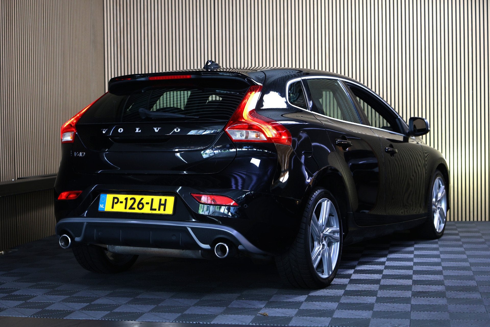 Volvo V40 2.0 T5 R-Design AVM NAVI CLIMA CRUISE PDC STOELVER, Gebruikt, 4 cilinders, Automatische klimaatregeling, Zwart