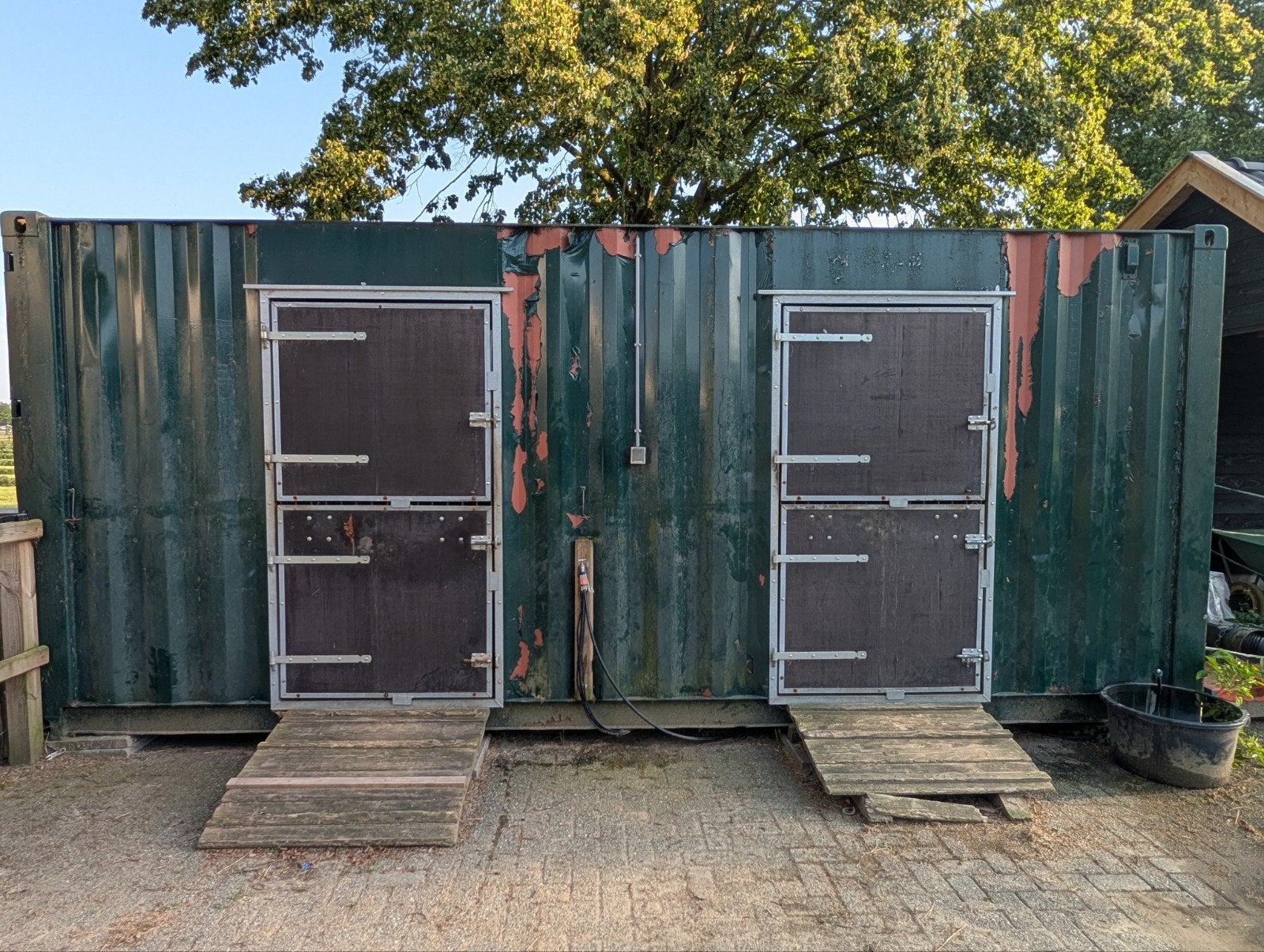 Stalcontainer, Stalling, 2 of 3 paarden of pony's