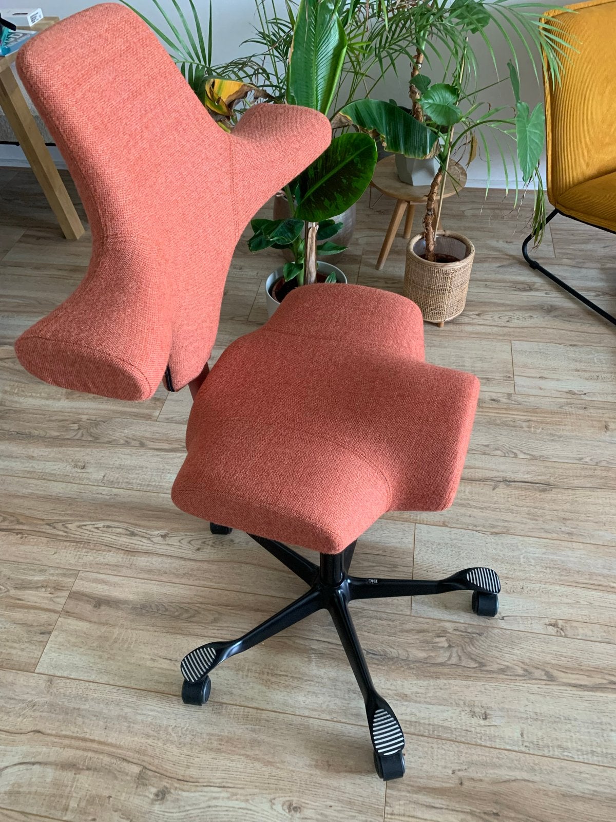 HÅG Capisco Bureaustoel 8106 coral dark edition, Huis en Inrichting, Bureaustoelen, Nieuw, Bureaustoel, Overige kleuren, Ergonomisch