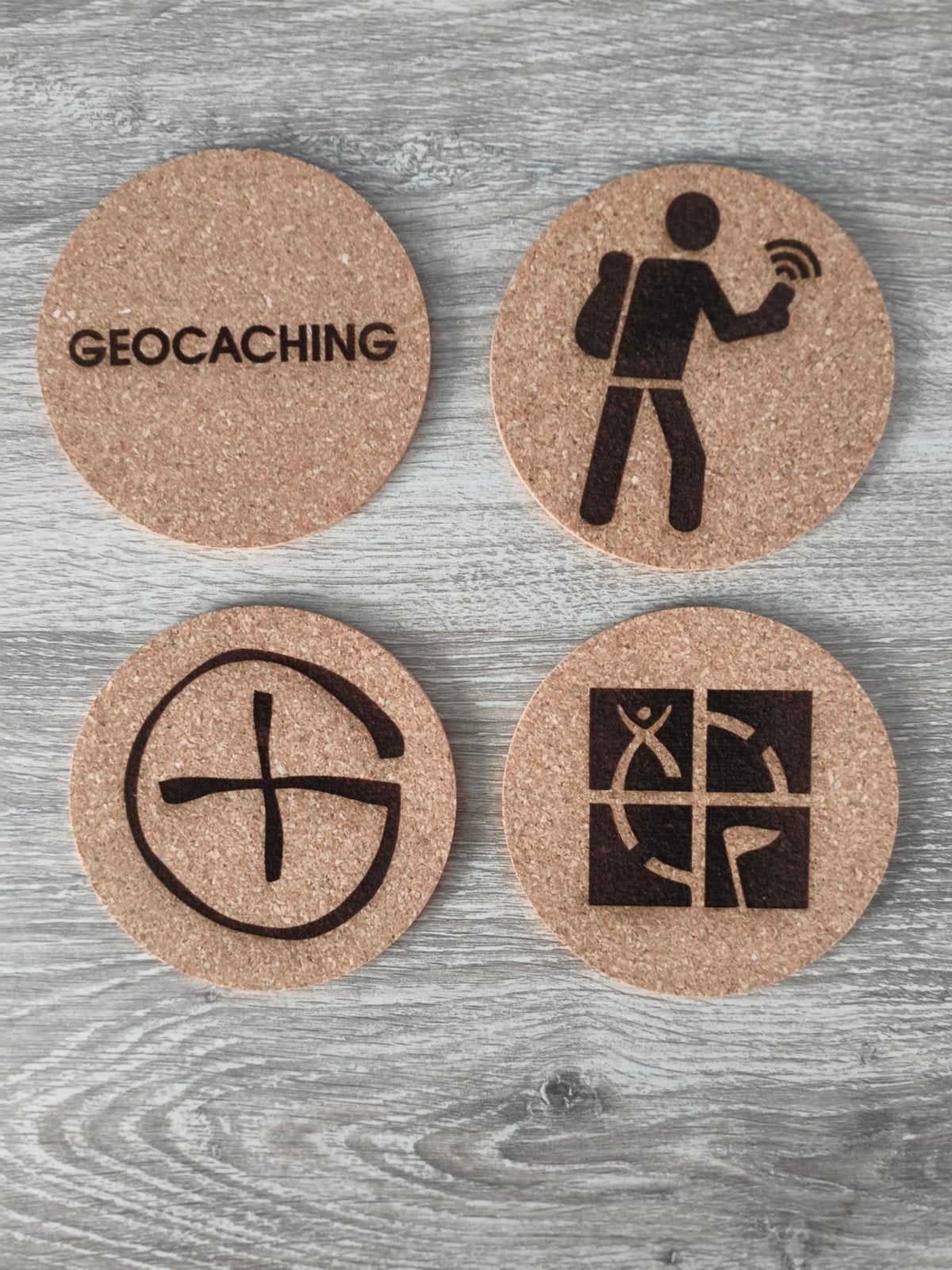 Set van 4 kurken onderzetters – Geocaching thema – 9 cm., Kurk, Handgemaakt, Glasonderzetter, Nieuw