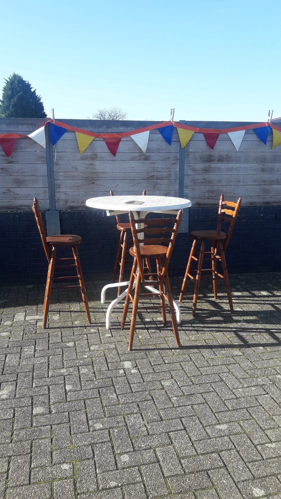 Sta tafel  4 krukken en vlaggetjes, Ophalen, Gebruikt, Minder dan 5 meter