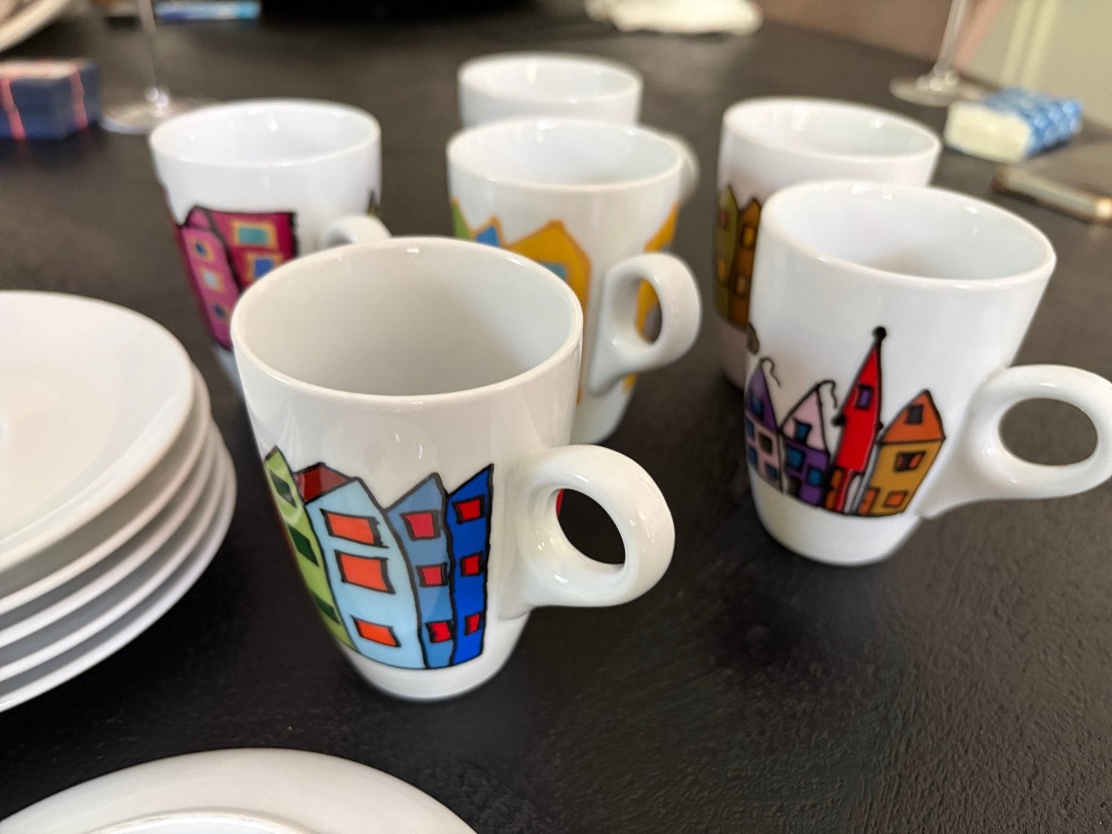 6 Yong espresso kopjes met schotels, kleurrijke huisjes, Huis en Inrichting, Ophalen of Verzenden, Zo goed als nieuw, Overige stijlen