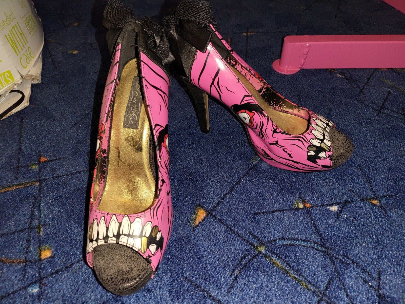 Halloween Horror Hakken - Iron Fist Zombie Pumps, Kleding | Dames, Pumps, Verzenden, Iron Fist, Roze