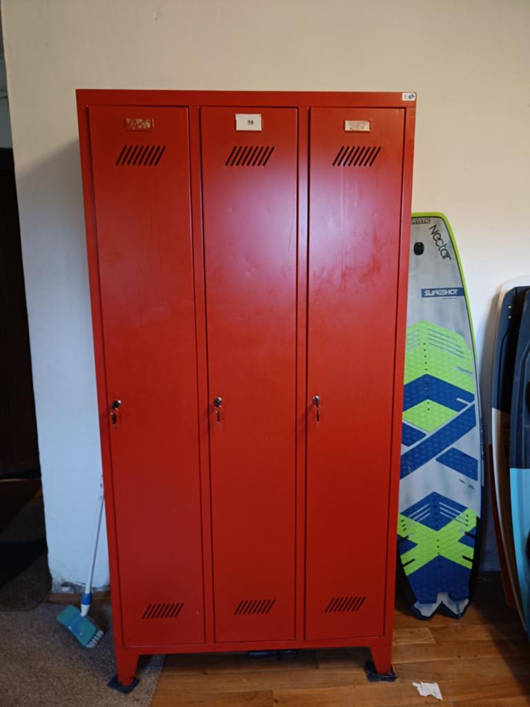 Rode metalen locker met 3 deuren, Ophalen, Gebruikt, Industrieel