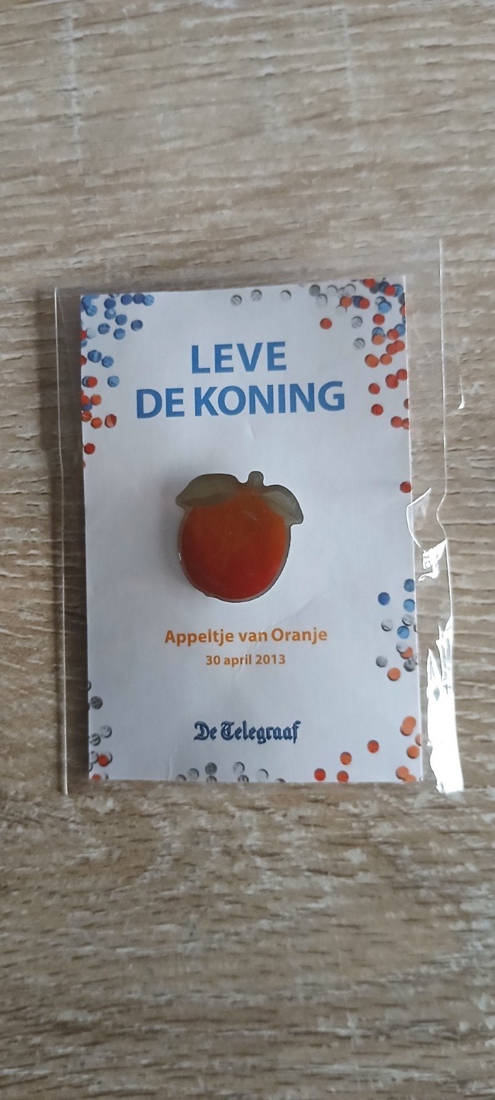 pin appeltje van oranje WA april 2013 leve de koning, Verzamelen, Ophalen of Verzenden, Nieuw, Nederland, Speld(je) of Lepel(tje)