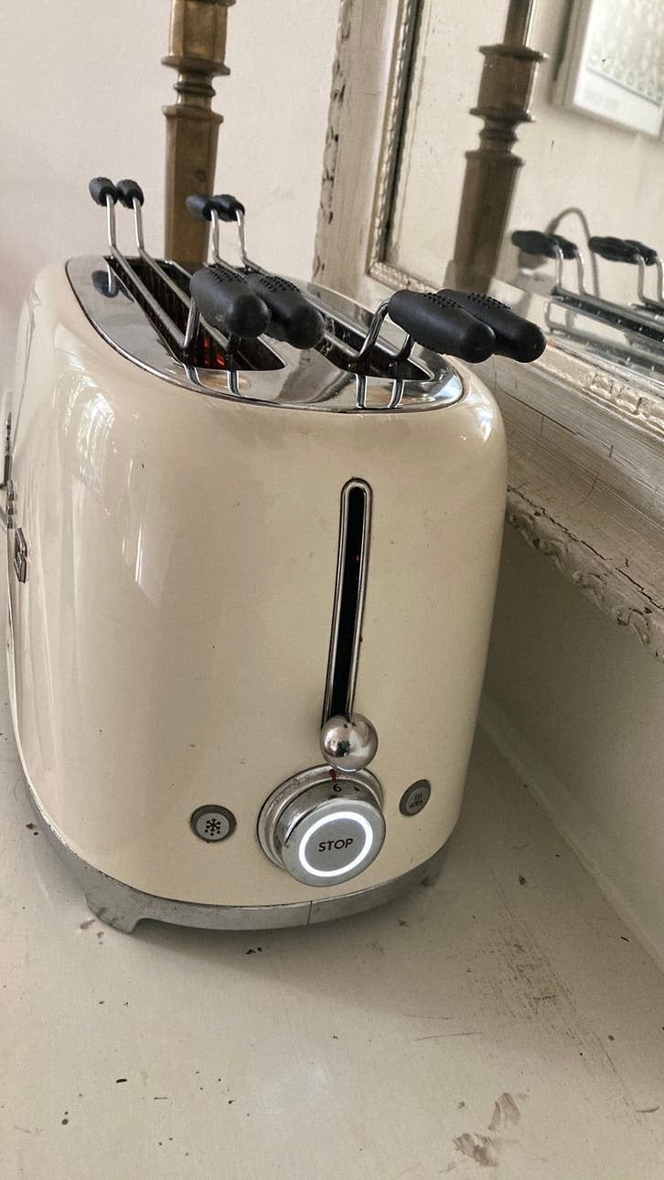 Smeg creme broodrooster TSF02CREU inclusief tostiklemmen, Witgoed en Apparatuur, Ophalen, Gebruikt, Uitneembare kruimellade