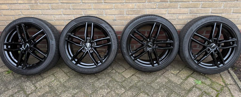 17" Dezent TR Black velgen met Pirelli P Zero zomerbanden, Auto-onderdelen, Banden en Velgen, Gebruikt, Banden en Velgen, 17 inch