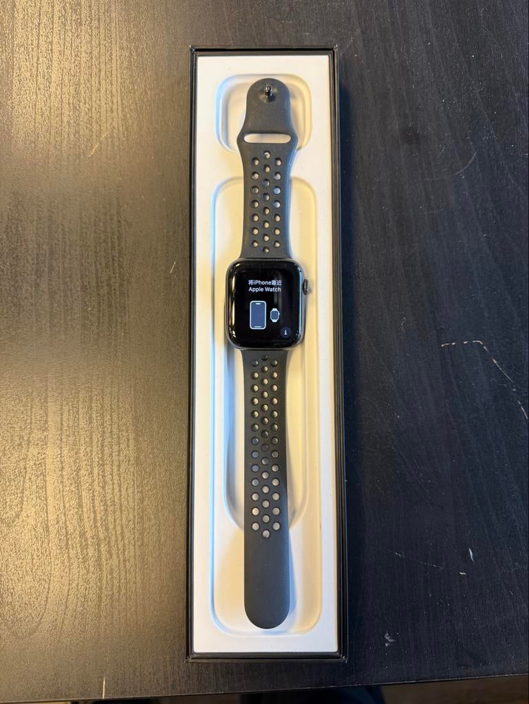 Apple Watch SE 40mm Nike GPS Zwart - Zo goed als nieuw, Sieraden, Tassen en Uiterlijk, Smartwatches, Afstand, Apple Watch ⌚️, Zwart