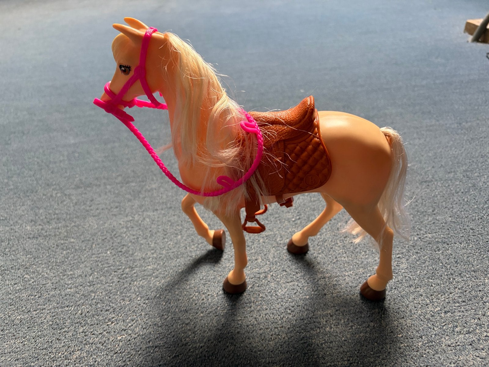 Barbie paard met zadel en hoofdstel, Ophalen of Verzenden, Gebruikt, Meisje