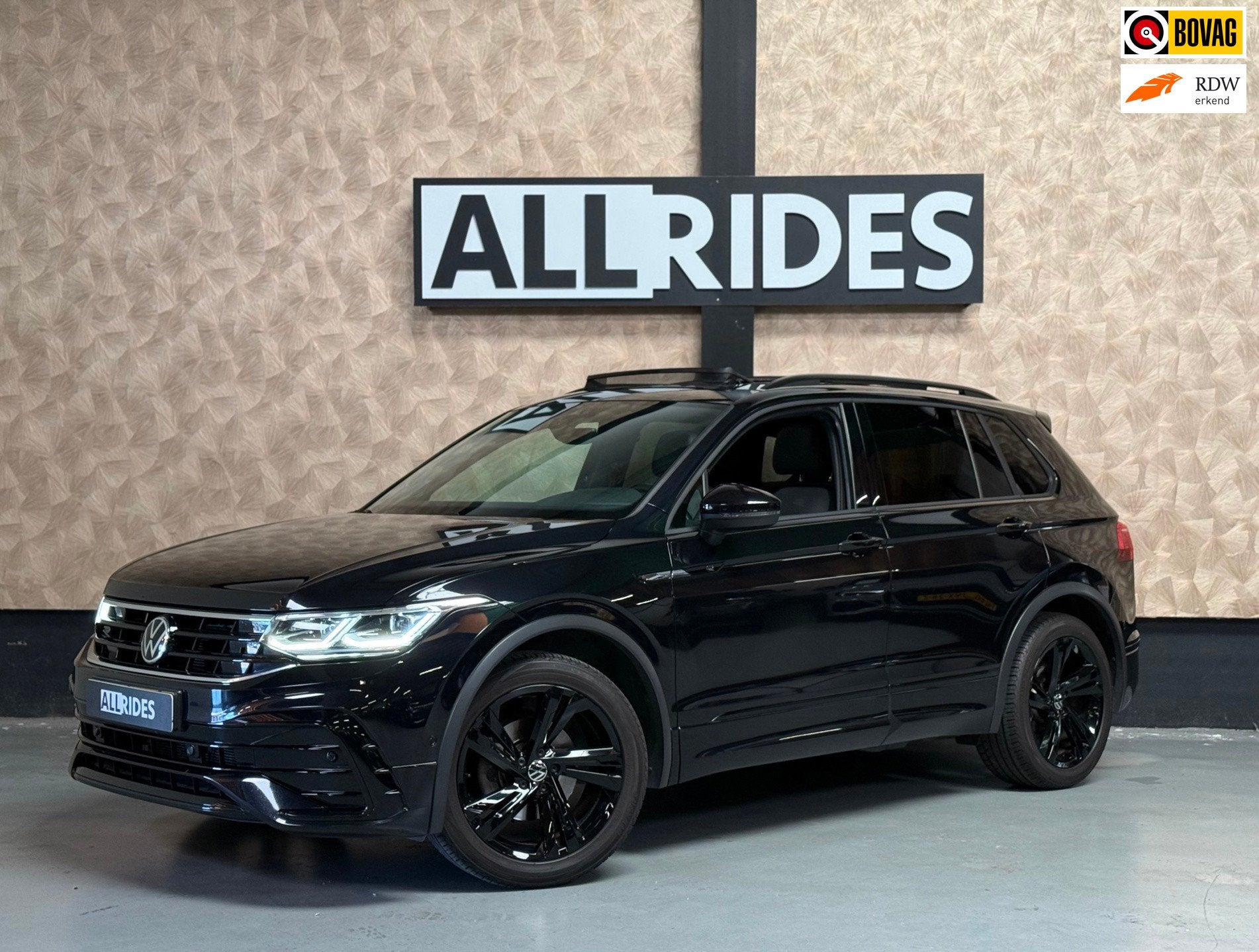 Volkswagen Tiguan 1.5 TSI Elegance | R line | Pano | Trekhaa, 4 cilinders, Zwart, Bedrijf, SUV of Terreinwagen