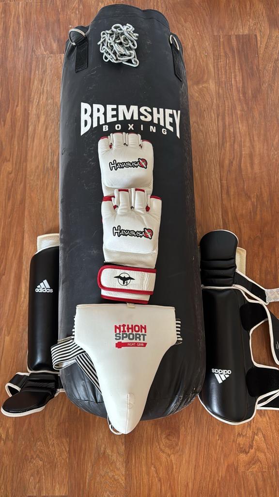Complete vechtsport set: bokszak, handschoenen en beschermin, Ophalen, Gebruikt, Bokszak