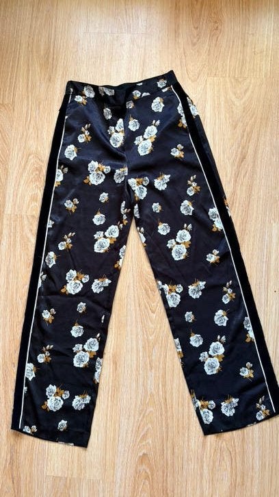 Zara ‘ satijnen’ broek met Bloemenprint Maat S, Zwart, Ophalen of Verzenden, Zo goed als nieuw, Maat 36 (S)