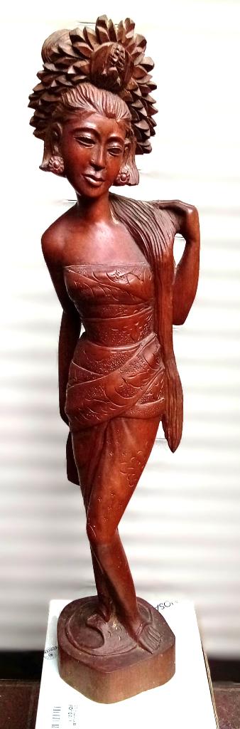 Indonesische vrouw, Antiek en Kunst, Kunst | Beelden en Houtsnijwerken, Beeld, Hout, Vrouw, 20 - 50 cm, Azië, Klassiek, Bruin