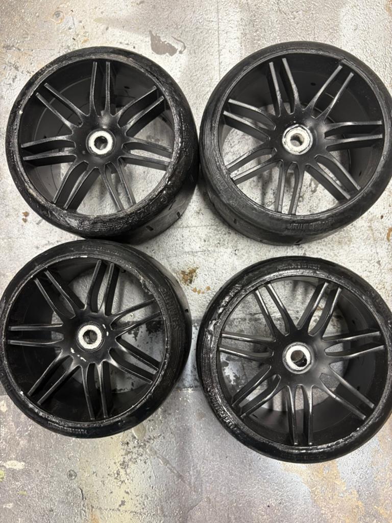 FG 1/5 plastic velgen met banden, Hobby en Vrije tijd, Ophalen of Verzenden, Overige schalen, Benzine, Onderdeel