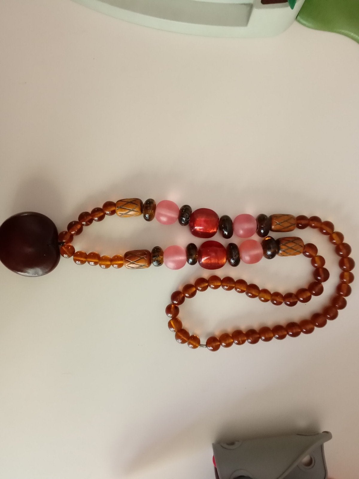 Vintage ketting met houten en plastic kralen - 90 cm, Gebruikt, Bruin, Ophalen of Verzenden, Overige materialen