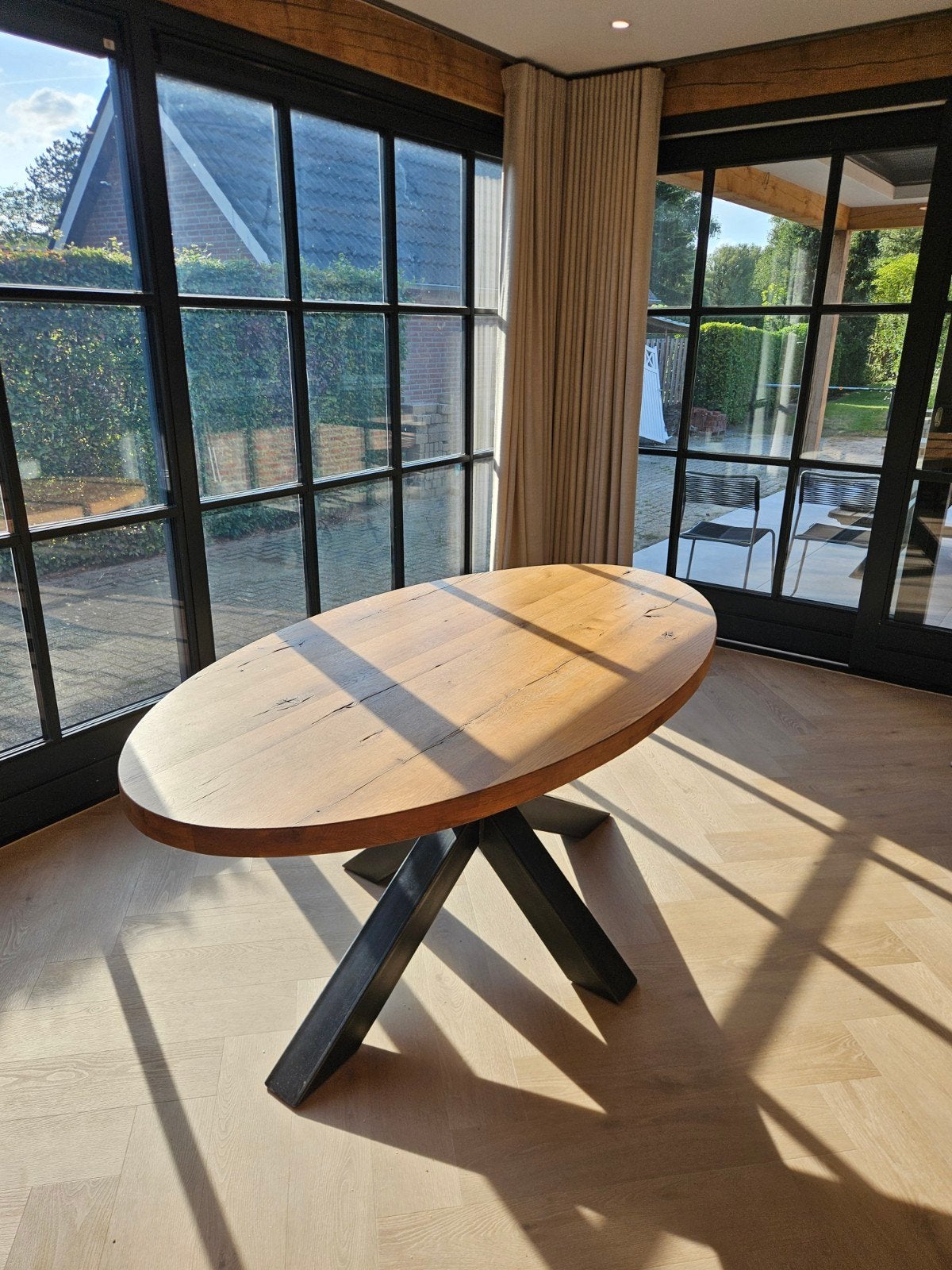 Massief eiken ovale eettafel De Bommel met metalen onderstel, Ophalen, Gebruikt, Modern, Industrieel, 50 tot 100 cm
