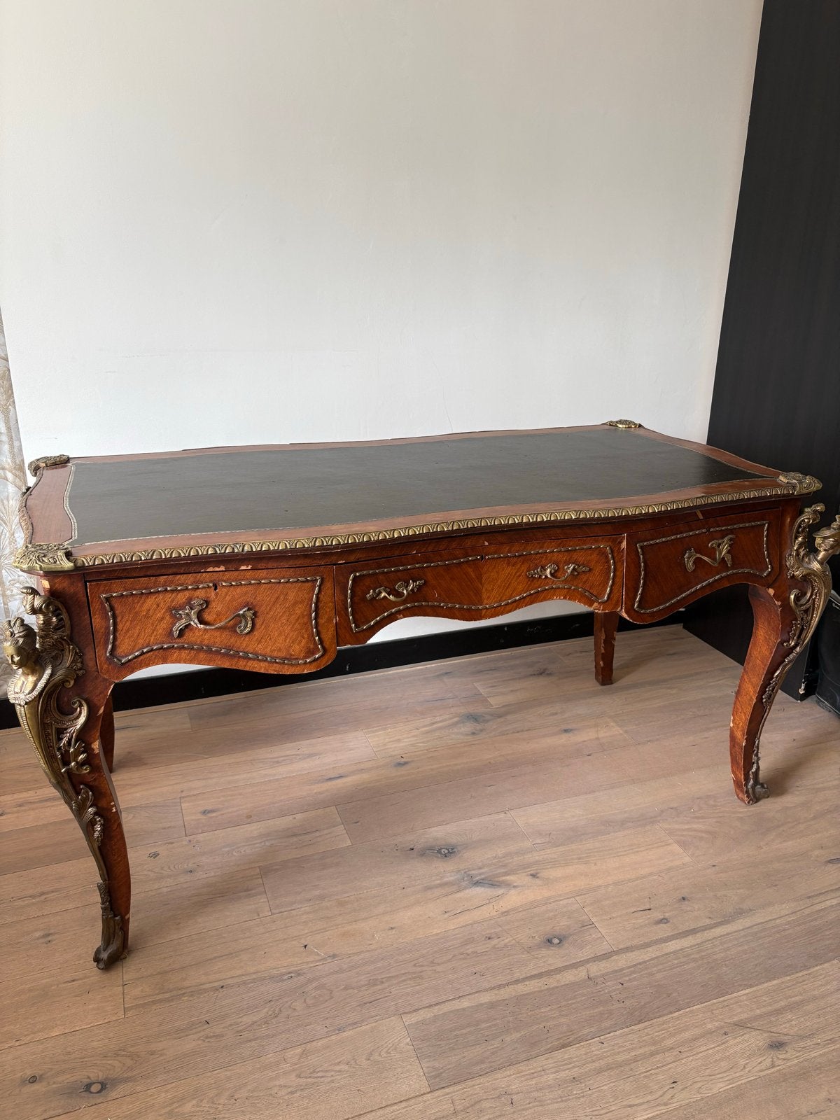 Antiek bureau met lederen blad en bronzen ornamenten, Antiek en Kunst, Ophalen