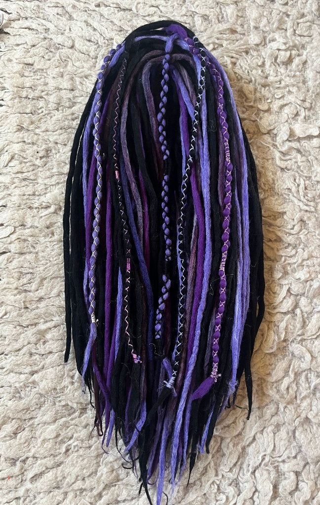 Nieuwe paarse wol dread met 5 versierde dreads nu voor 165€, Ophalen of Verzenden, Nieuw, Pruik of Haarverlenging
