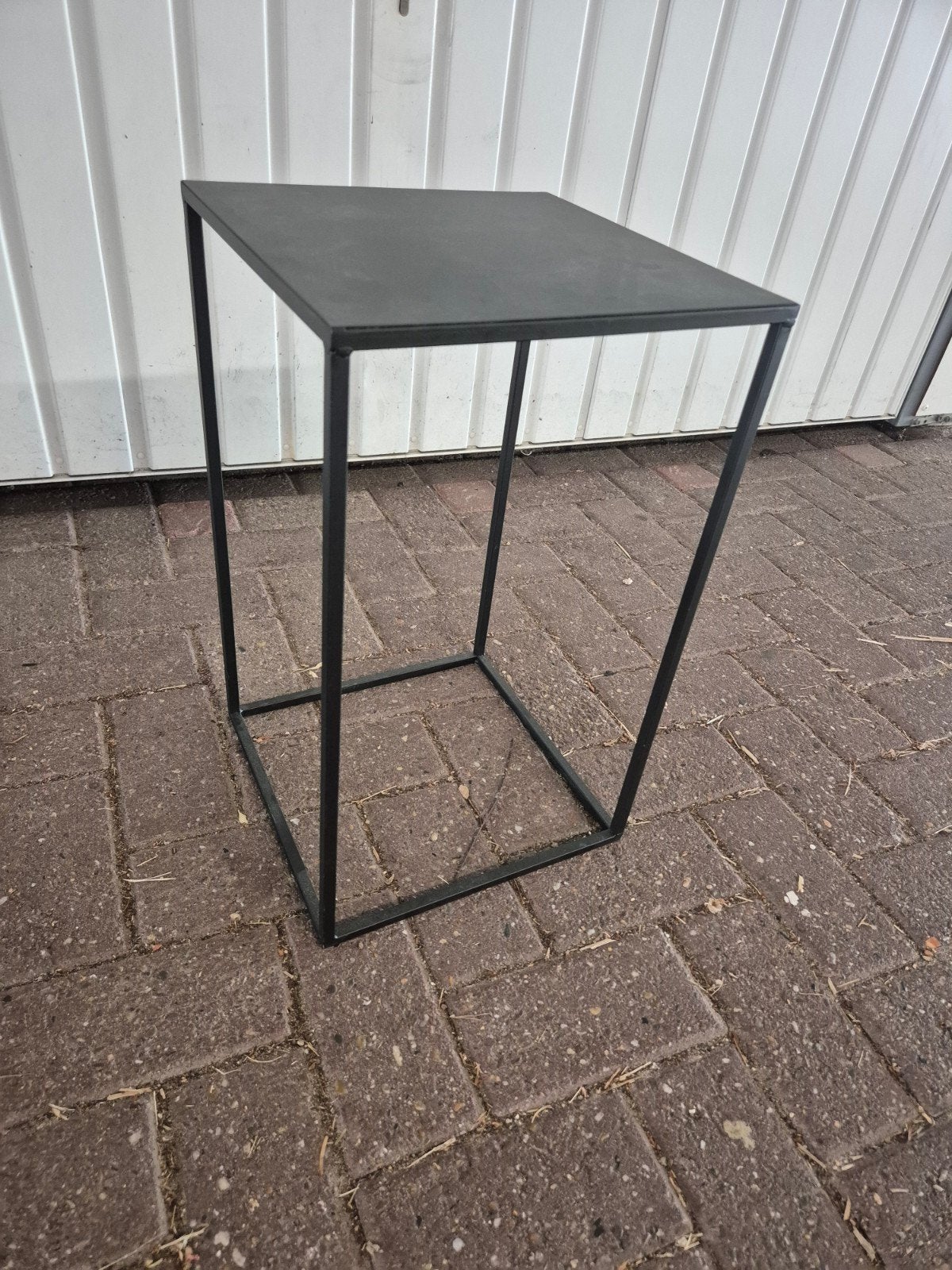 Zwart metalen bijzettafel / plantenstandaard, Minder dan 55 cm, Modern, Industrieel, Metaal of Aluminium, Vierkant