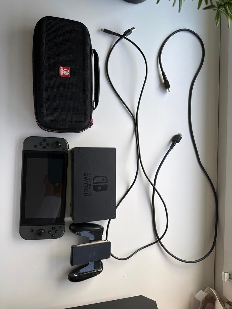 Nintendo Switch met doos, controller, hoes, oplader en kabel, Verzenden, Zo goed als nieuw, Met 1 controller, Switch Original