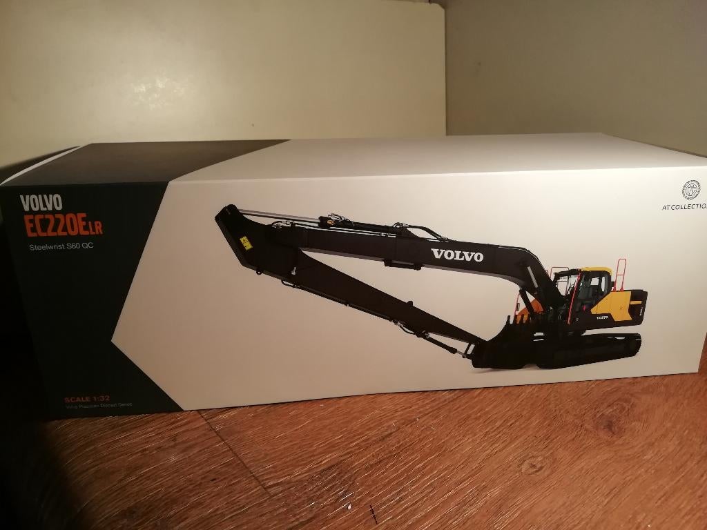 Te koop AT Collections Volvo EC 220ELR Long Reach rups kraan, Hobby en Vrije tijd, Modelauto's | 1:32, Ophalen of Verzenden, Nieuw